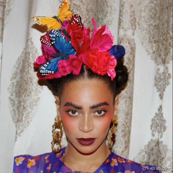 Quando se fantasiou de Frida Kahlo, Beyoncé usou batom vinho e tons de dourado com vermelho nos olhos